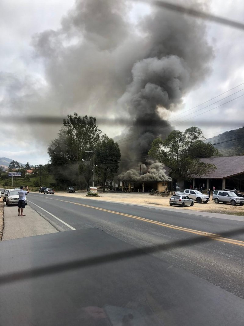 incendio-atinge-estabelecimento-comercial-em-braco-do-norte-1