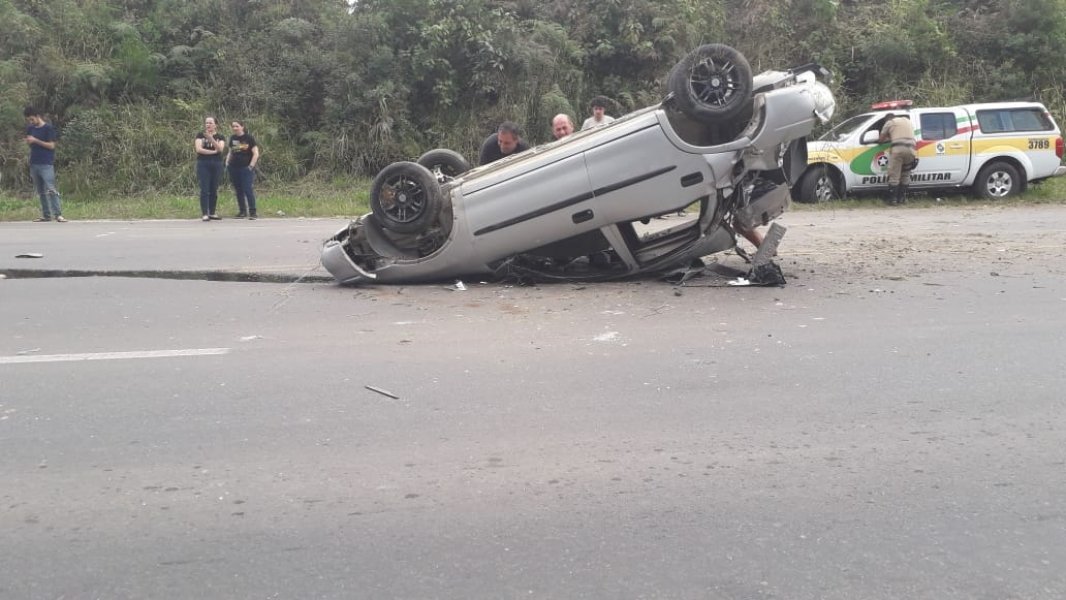 jovens-ficam-feridos-apos-capotagem-de-veiculo-na-sc-108-1