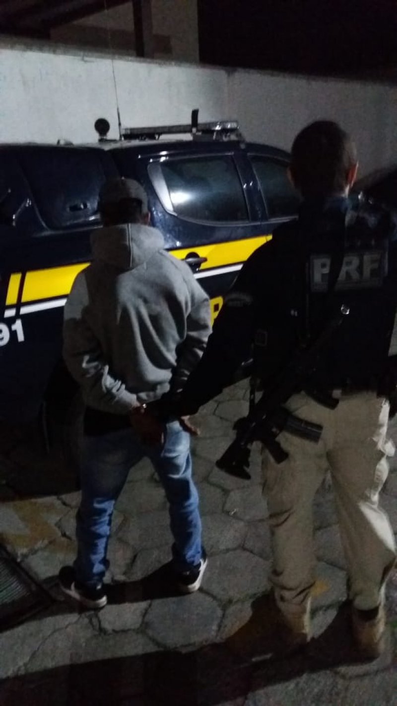 motorista-embriagado-tenta-fugir-da-prf-e-acaba-preso-na-br-101-em-tubarao-1