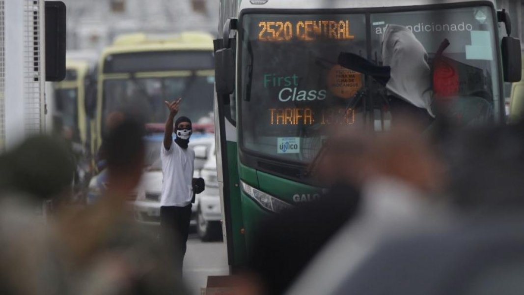piadas-e-tentativa-de-acalmar-refens-mais-de-3-horas-no-onibus-sequestrado-1