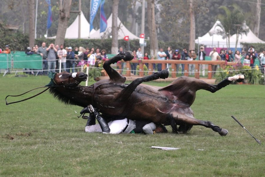 susto-no-hipismo-brasileiro-cai-durante-prova-do-pan-americano-1