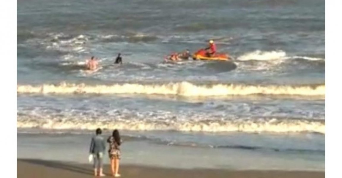 turista-gaucho-e-salvo-de-afogamento-por-surfista-e-salva-vidas-no-canto-da-praia-da-vila-1