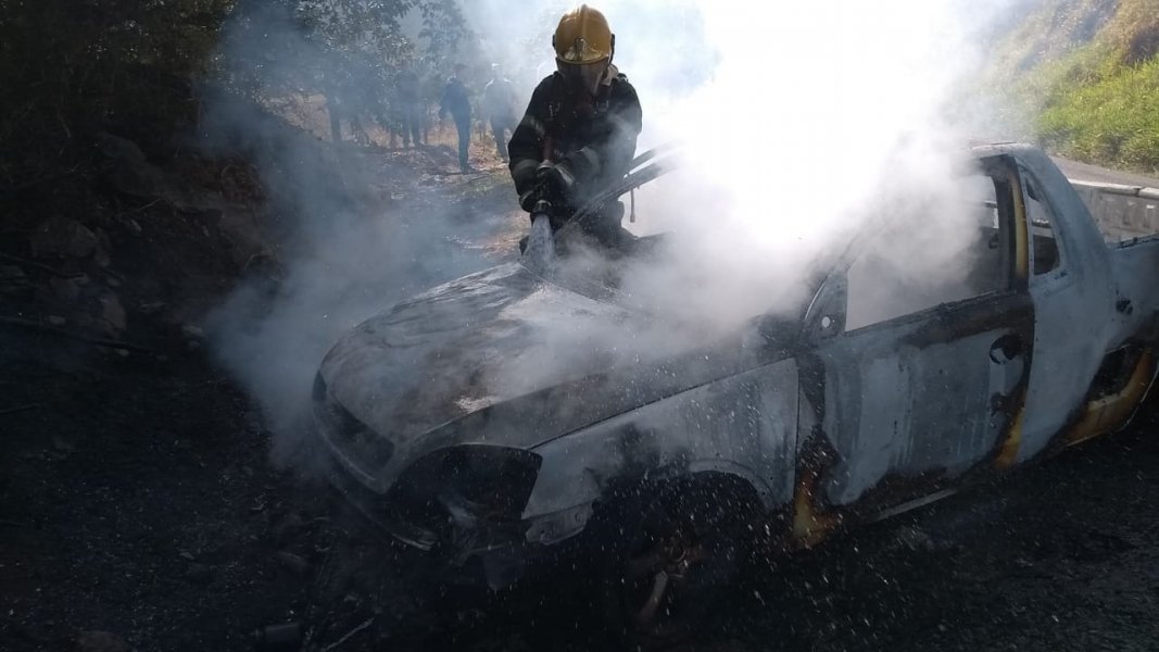 veiculo-e-destruido-por-incendio-em-tubarao-apos-colisao-1