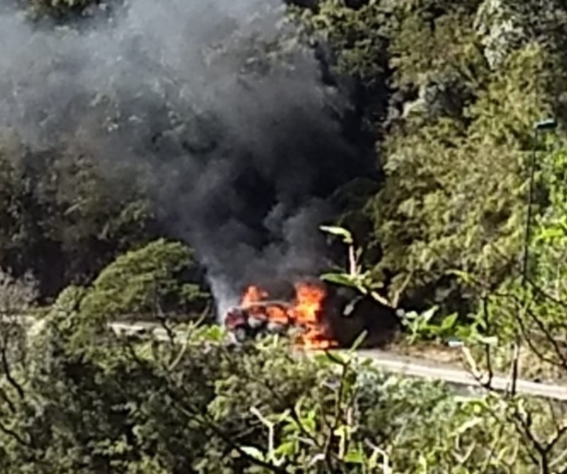 veiculo-e-destruido-por-incendio-na-serra-do-rio-do-rastro-1