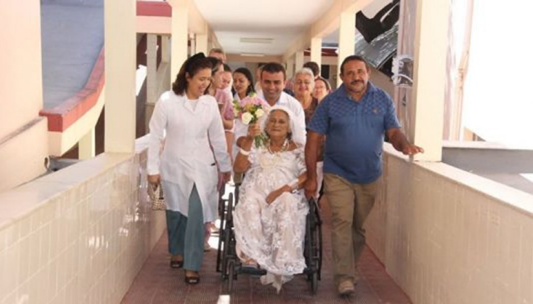 vestida-de-noiva-idosa-se-casa-em-hospital-e-oficializa-uniao-de-23-anos-1