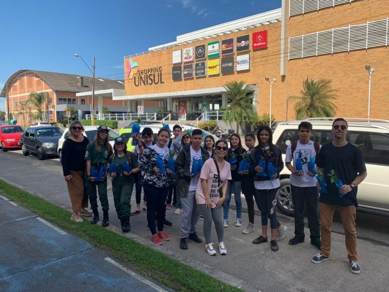 caminhada-com-a-patrulha-mais-azul-marca-programacao-da-semana-da-arvore-1 Prefeitura de Tubarão/Divulgação/Notisul