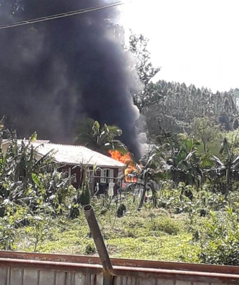 em-andamento-casa-e-destruida-por-incendio-em-grao-para-1