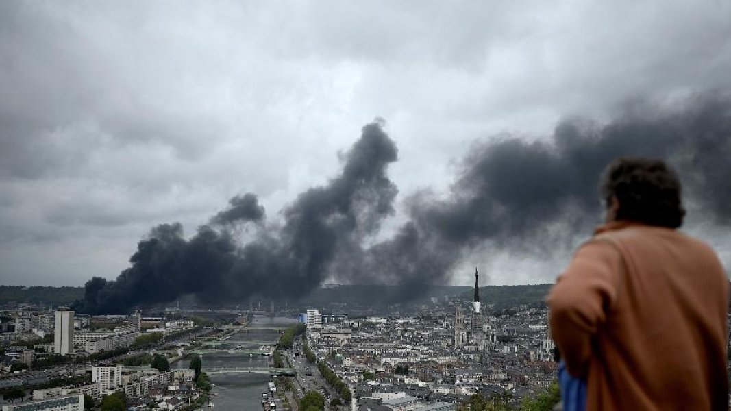 internacional-grande-incendio-atinge-fabrica-de-produtos-quimicos-na-franca-1