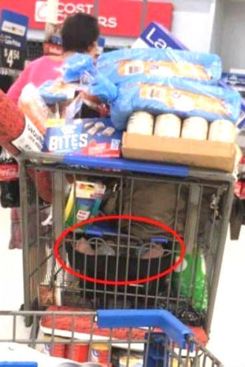 mae-poe-todas-compras-em-cima-de-seu-bebe-no-mercado-e-foto-choca-1