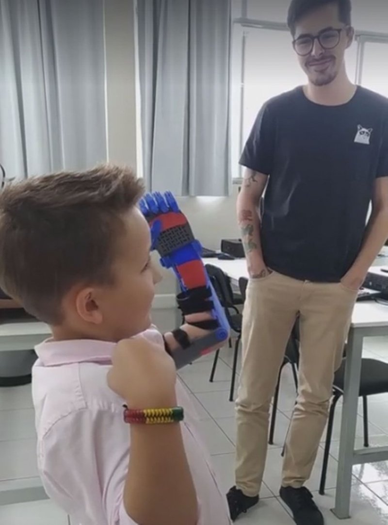 menino-de-5-anos-recebe-protese-mecanica-de-braco-desenvolvida-na-unoesc-de-joacaba-1
