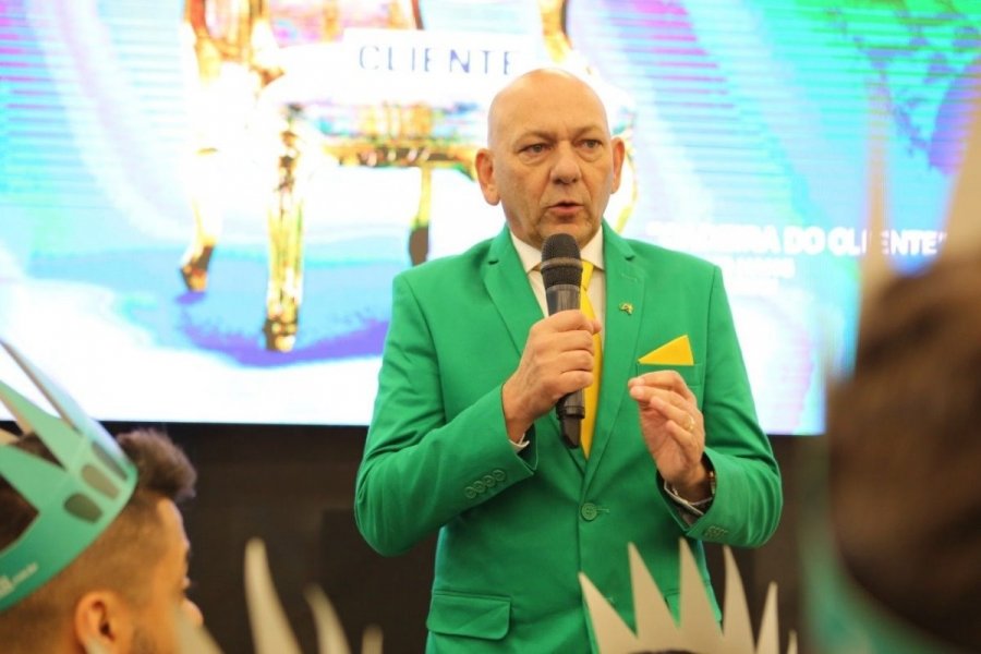mp-notifica-luciano-hang-por-uso-da-bandeira-nacional-em-cartao-da-havan-1