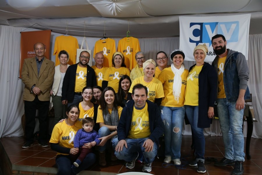 setembro-amarelo-falar-e-sempre-a-melhor-solucao-1 Parte da equipe do Núcleo de Apoio à Vida Cidade Azul (Navica), entidade mantenedora do CVV Tubarão, em recente evento. Essas pessoas estão prontas para ouvir e proferir palavras de apoio e carinho. Parabéns! Foto: Navica/Divulgação/Notisul
