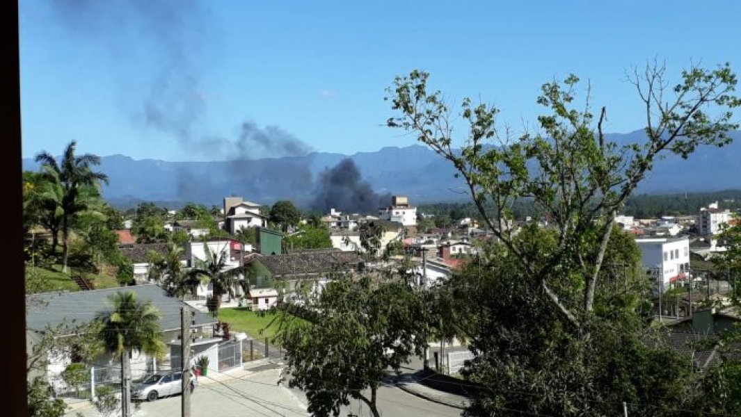 sideropolis-bombeiros-sao-acionados-apos-incendio-em-fabrica-de-tintas-1