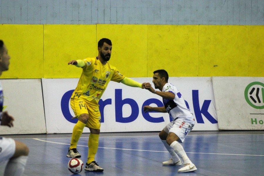 tubarao-futsal-vence-em-sp-e-sobe-para-terceiro-1