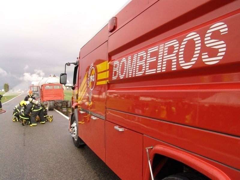 acidente-entre-carro-e-carreta-deixa-quatro-feridos-1