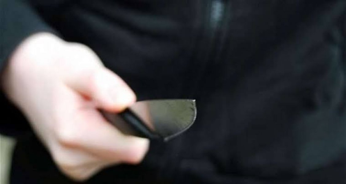 assalto-vitima-e-abordada-por-bandido-com-faca-em-tubarao-1