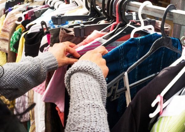 bazar-solidario-caritas-diocesana-realiza-4a-edicao-do-evento-em-pescaria-brava-1 #Pracegover Foto: na imagem há inúmeras roupas para comercialização