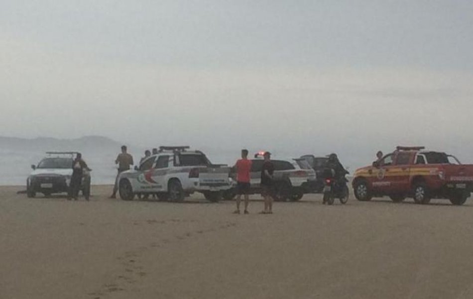 em-andamento-corpo-de-homem-e-encontrado-na-beira-da-praia-em-imbituba-1