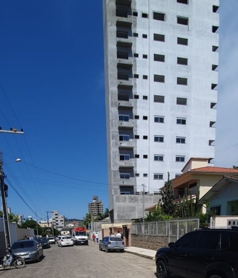 em-andamento-elevador-cai-em-predio-em-bn-um-homem-morreu-1