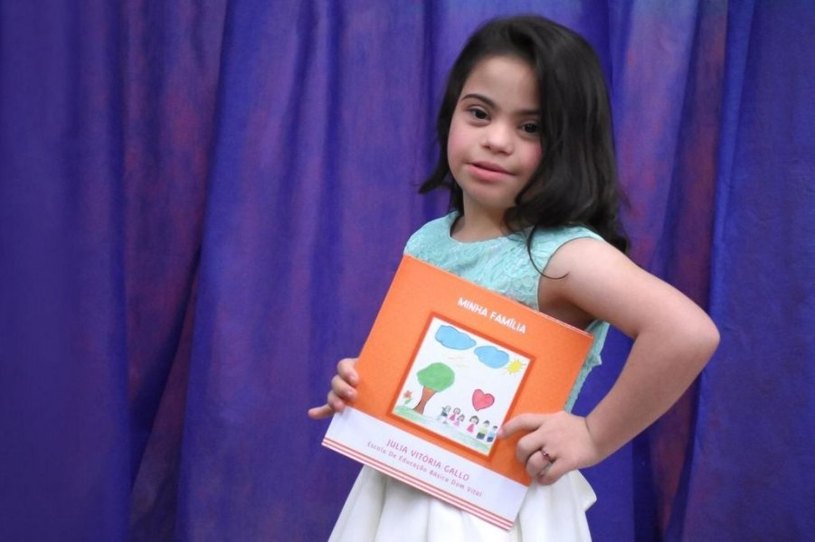 em-sc-menina-de-6-anos-com-sindrome-de-down-lanca-seu-primeiro-livro-0