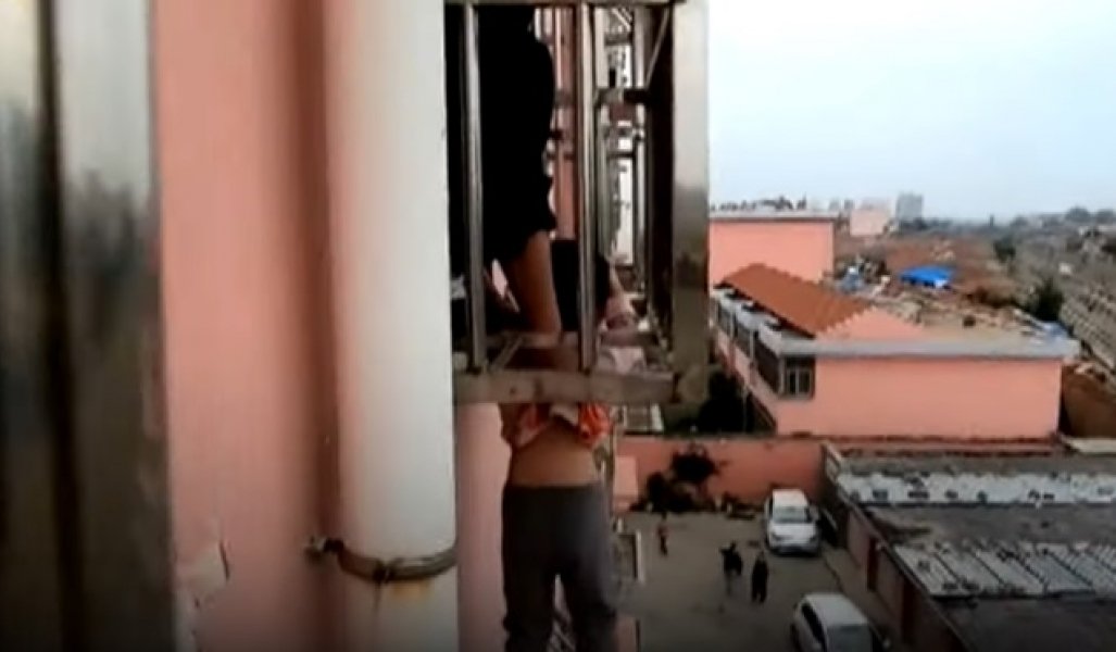 internacional-menino-de-4-anos-cai-de-janela-e-fica-pendurado-pelo-pescoco-1