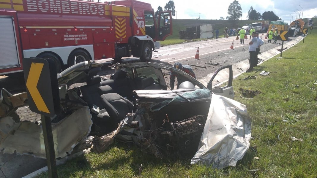 jovem-de-28-anos-morre-na-br-116-apos-colisao-entre-carro-e-caminhao-1