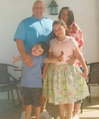 A menina Maisie com sua fam&iacute;lia antes de ficar tetrapl&eacute;gica
