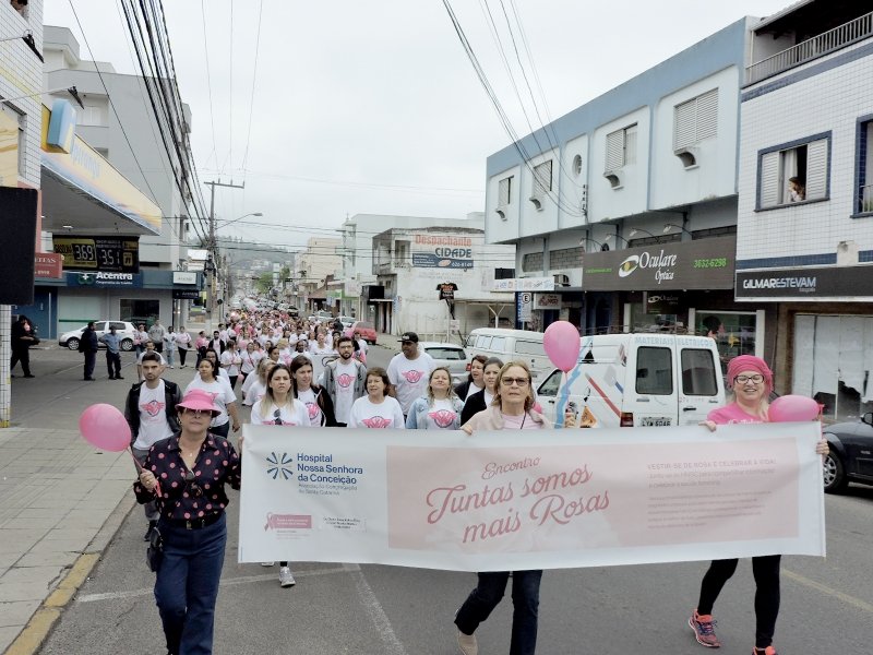 outubro-rosa-caminhada-reune-mais-de-350-pessoas-1