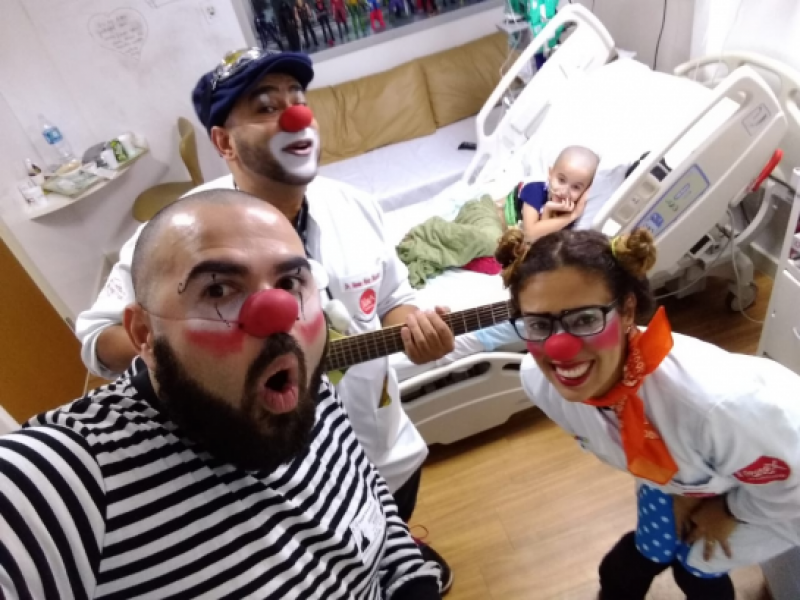 pai-se-voluntaria-como-palhaco-em-hospitais-e-faz-surpresa-para-filho-internado-1