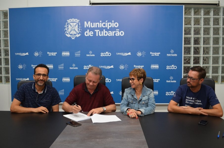 prefeitura-e-cdl-celebram-termo-de-fomento-para-custeio-da-iluminacao-de-natal-em-tubarao-1