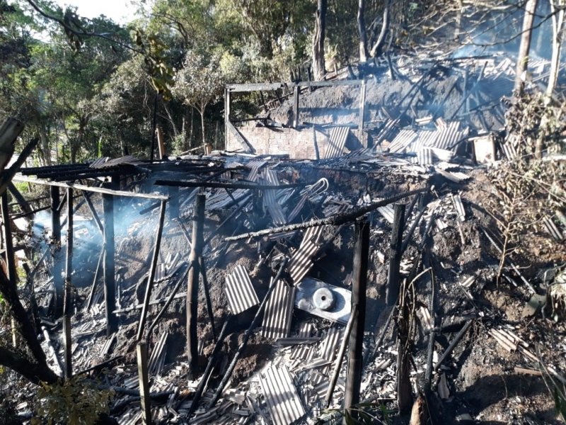 residencia-e-destruida-por-incendio-em-garopaba-dono-ateou-fogo-na-casa-1
