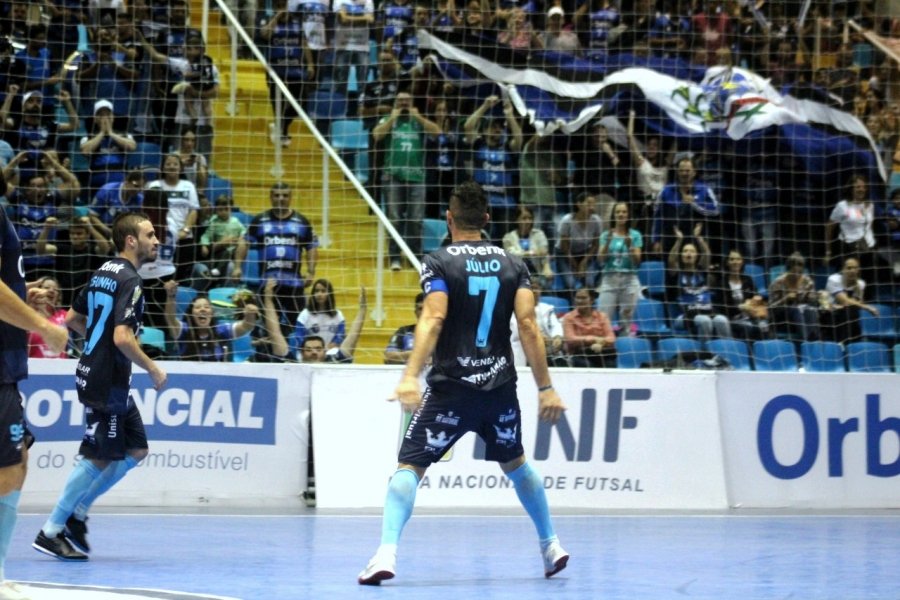 tubarao-futsal-passa-por-time-do-pr-e-segue-as-quartas-da-liga-1