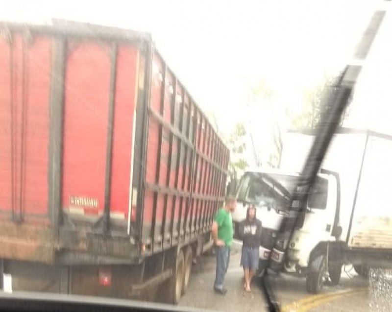 acidente-entre-dois-caminhoes-faz-filas-na-serra-do-rio-do-rastro-1