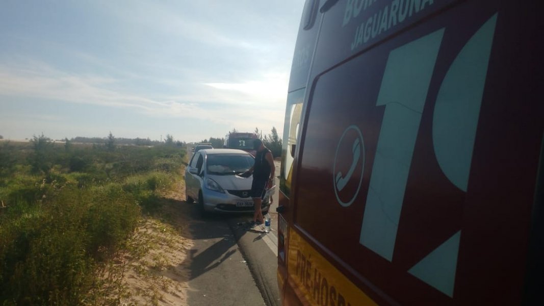 acidente-entre-dois-carros-deixa-duas-pessoas-feridas-em-laguna-1