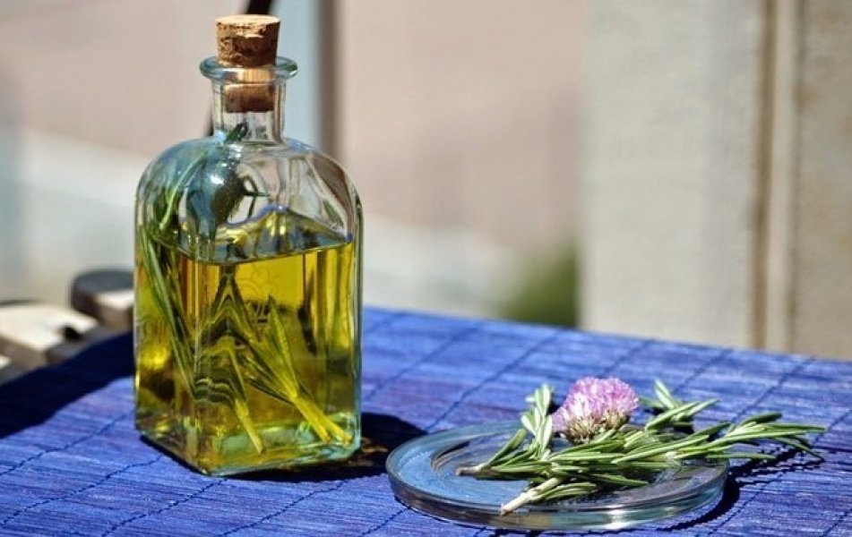 alcool-de-alecrim-elimina-varizes-celulite-dor-muscular-e-ainda-melhora-a-circulacao-1