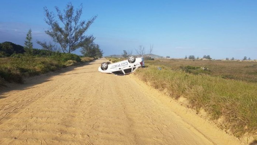 automovel-capota-em-estrada-na-praia-do-gi-1