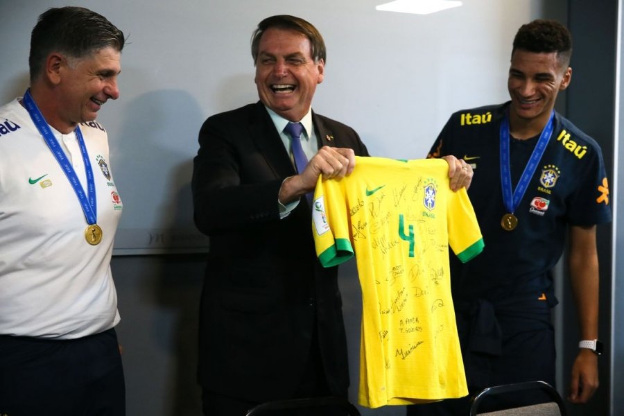 bolsonaro-almoca-com-selecao-do-brasil-sub-17-tetracampea-de-futebol-1