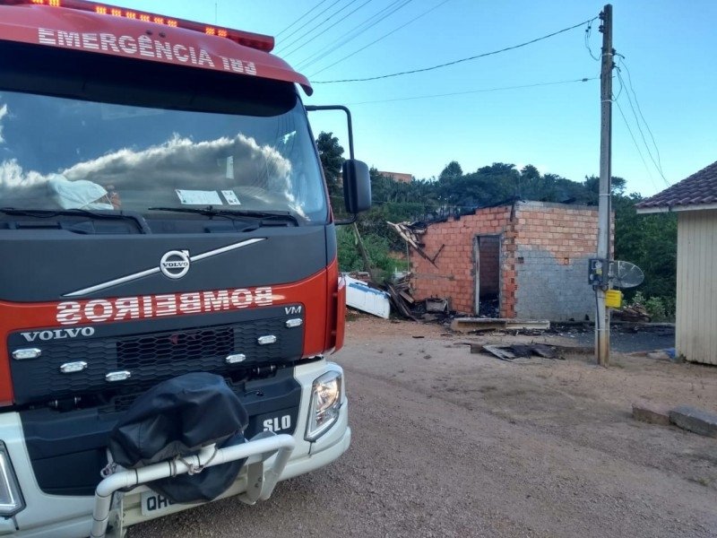 bombeiros-combatem-incendio-em-residencia-1