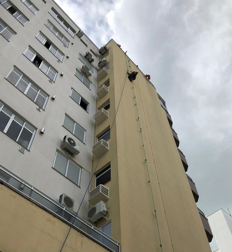 bombeiros-resgatam-trabalhador-que-ficou-pendurado-em-predio-1