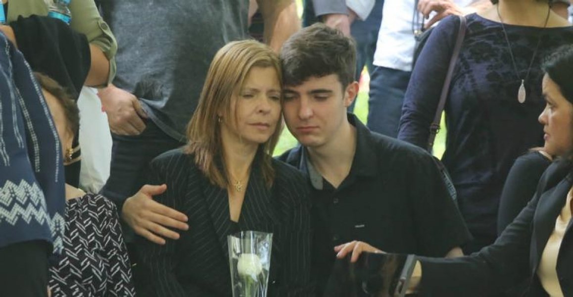com-muitas-homenagens-corpo-de-gugu-liberato-e-sepultado-1