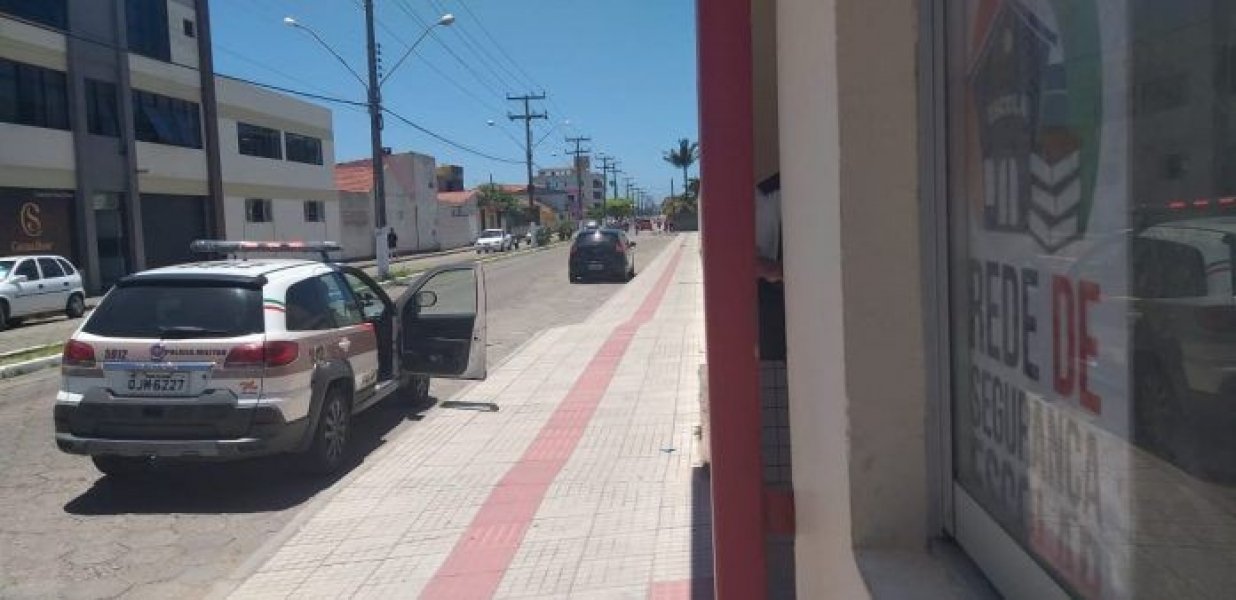 disparo-de-revolver-atinge-escola-no-centro-de-laguna-1