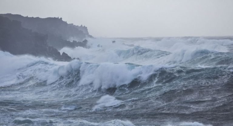SC enfrenta frio intenso, ventos e mar agitado; sol retorna a partir de quinta-feira