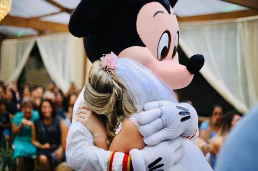 giro-pelo-pais-surpresa-mickey-entra-com-aliancas-esquecidas-por-noivo-em-casamento-1