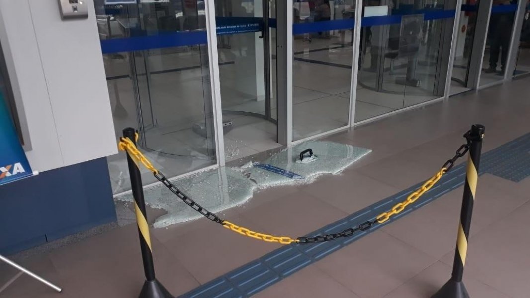 homem-tenta-trocar-cheque-clonado-e-quebra-porta-do-banco-1