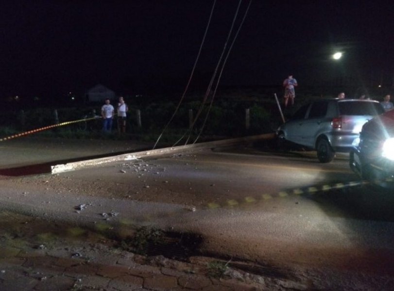 motorista-colide-em-poste-de-energia-em-tubarao-1