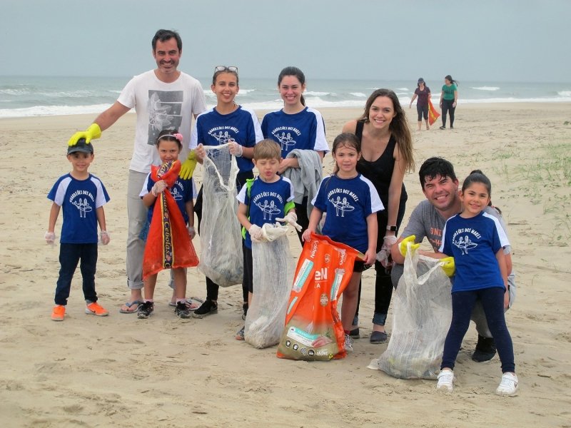 mutirao-de-alunos-retira-90-quilos-de-residuos-do-litoral-do-parana-1