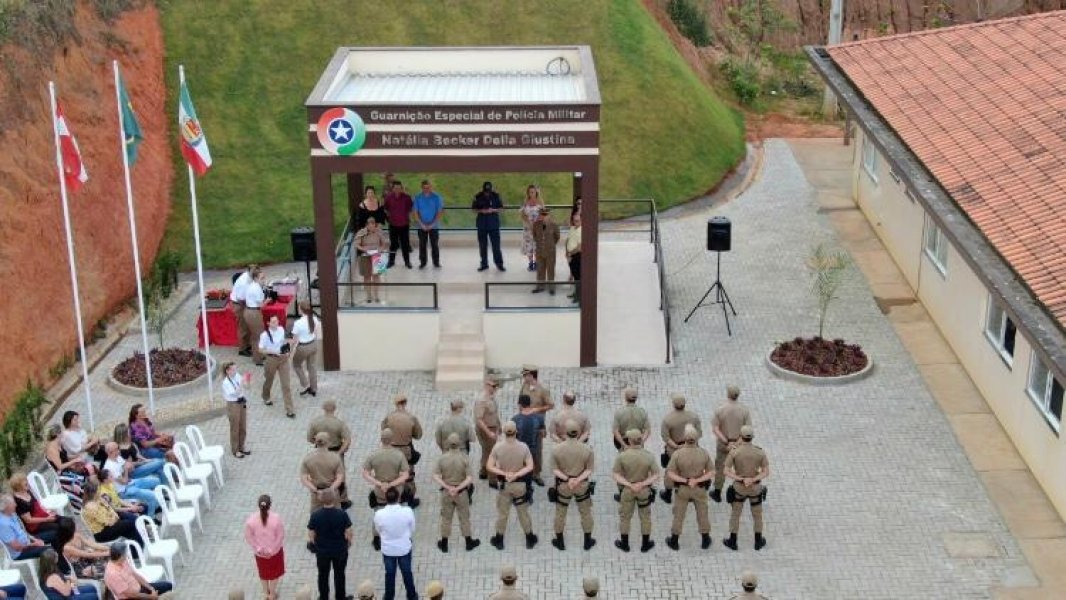 pm-realiza-solenidade-de-promocao-de-policial-e-homenagens-a-civis-e-militares-de-braco-do-norte-1