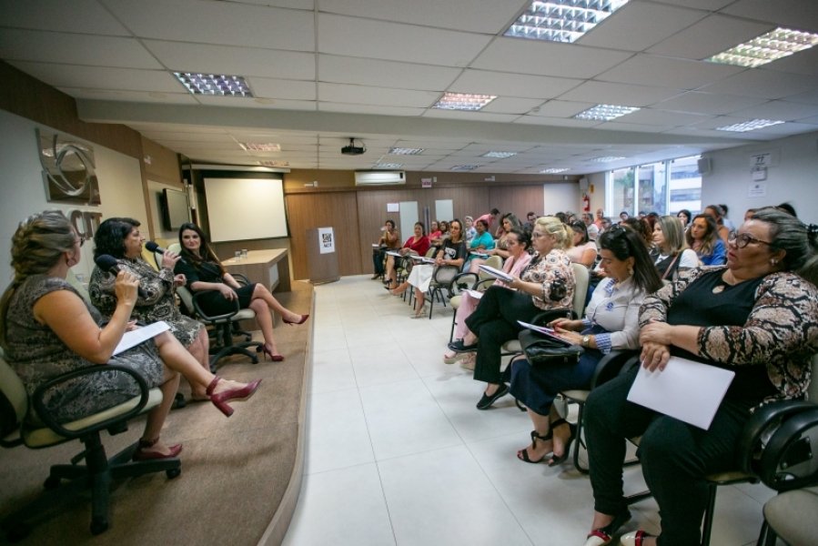 seminario-em-tubarao-incentiva-a-participacao-da-mulher-na-politica-1