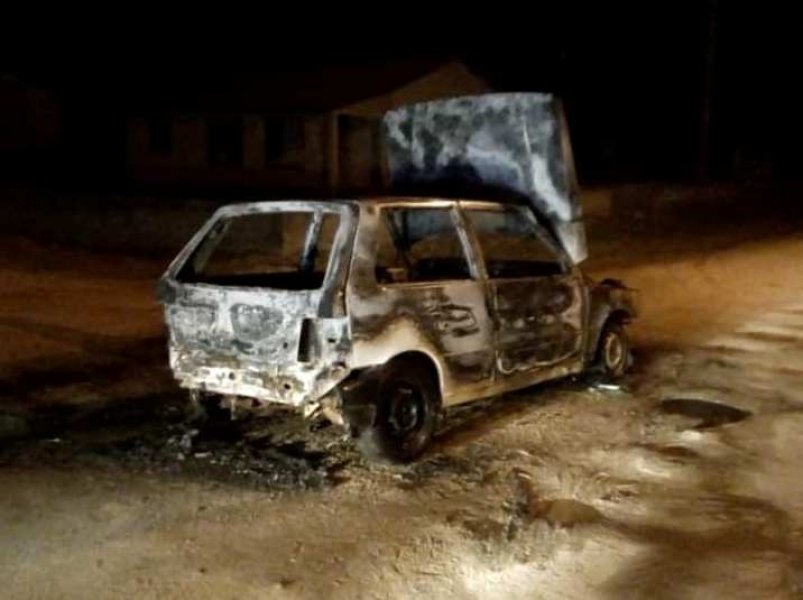 veiculo-e-destruido-por-incendio-em-jaguaruna-1