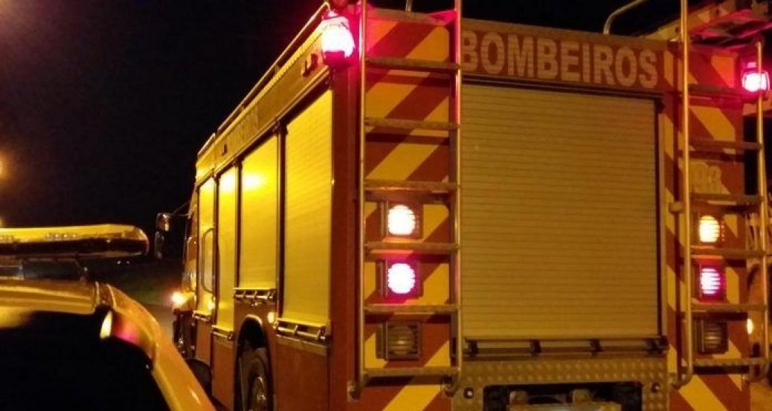 vela-acesa-provoca-incendio-em-residencia-1
